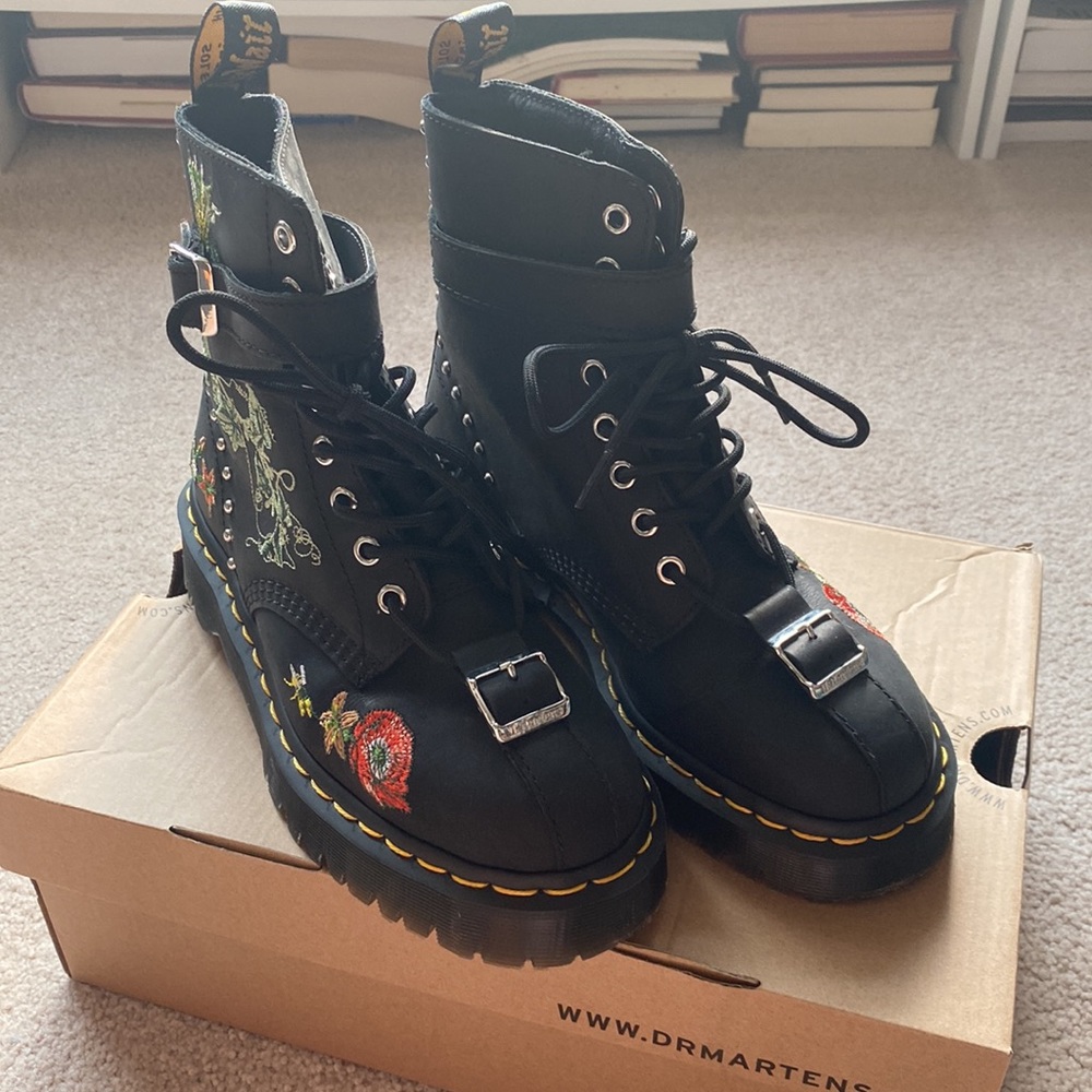 Dr. Martens Gomez Floral Embroidered Combat Boot Platform RARE - Picture 4 of 9